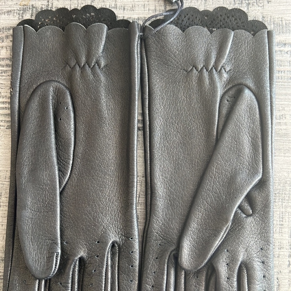 Burberry Leather Primrose gloves - Picture 15 of 17